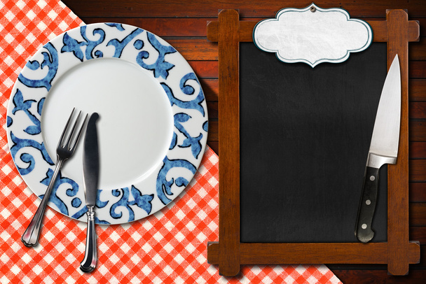 Πιάτο άδειο μαυροπίνακα και μαχαιροπήρουνα - Φωτογραφία, εικόνα
