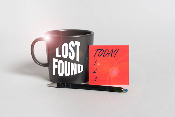 Концептуальний підпис Lost Found, Conceptual photo Things that are left and can retrieve to the holder Cup, Pen And Sticky Note With Important Announcement On Desk. - Фото, зображення