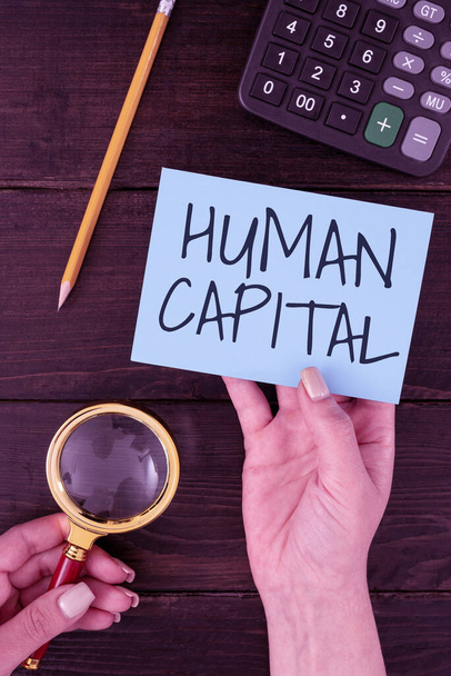 Концептуальний дисплей Human Capital, Бізнес підходи Нематеріальні колективні ресурси Компромісність капіталу Освіта руки жінки з порожній папір і статут для реклами. - Фото, зображення