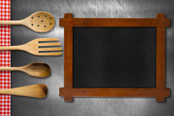 Lousa de madeira e utensílios de cozinha
 - Foto, Imagem