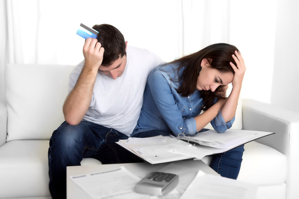 νεαρό ζευγάρι ανησυχούν στο σπίτι στο στρες λογιστική τραπεζικές πληρωμές  - Φωτογραφία, εικόνα