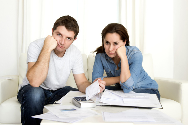 pareja joven preocupada en casa en la contabilidad de estrés pagos bancarios
  - Foto, Imagen