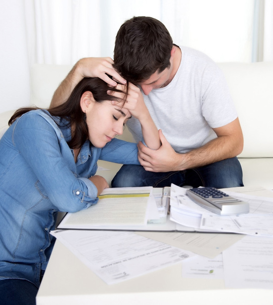 Młoda para martwi domu w stres mąż pocieszające żona w problemy finansowe - Zdjęcie, obraz