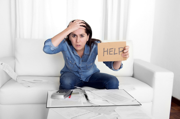 jovem mulher preocupada em casa em contabilidade de estresse desesperado em problemas financeiros
 - Foto, Imagem