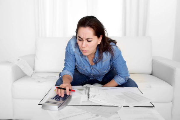mladá žena se obává doma ve stresu účetnictví zoufalé finanční problémy - Fotografie, Obrázek