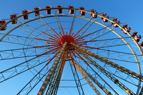 Чертово колесо в солнечный день
 - Фото, изображение