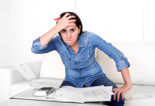 молодая женщина беспокоится дома в стресс бухгалтерии отчаянно в финансовых проблем
 - Фото, изображение