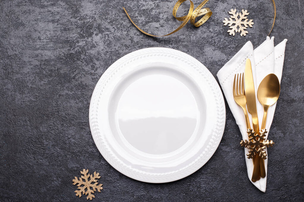 ブラックストーンテーブル、カードまたはメニューテンプレートの黄金の刃物でクリスマスや新年のテーブル設定コピースペースフラットレイ - 写真・画像