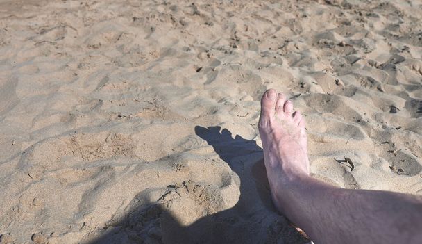 detail of a man's foot on the sand on the beach - Zdjęcie, obraz