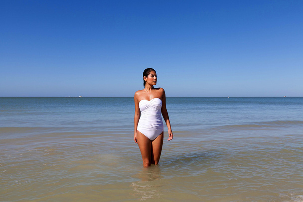 Young woman on beach - Foto, Imagem