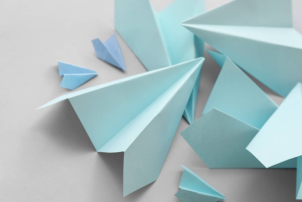 Paper planes on grey background, closeup - Foto, Imagem
