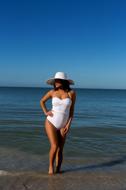 Young woman on beach - Fotó, kép