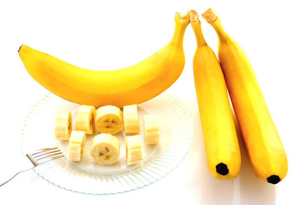Фрукты и блюдца бананы изолированы на белом
 - Фото, изображение