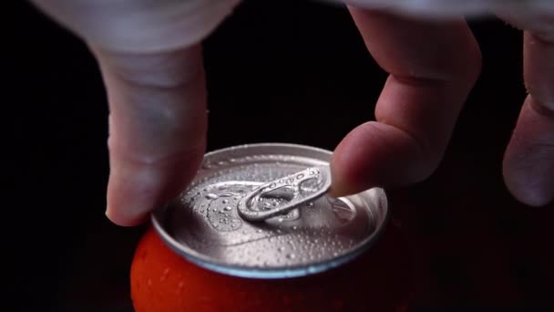 Opening a can of soda in slow motion. Opening cans of beer. High-quality FullHD footage - 映像、動画
