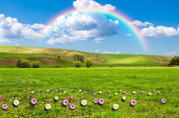 Dia ensolarado com arco-íris e nuvens brancas fofas
 - Foto, Imagem