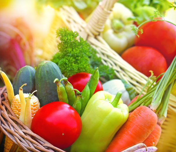 Свежие органические овощи в плетеных корзинах
 - Фото, изображение