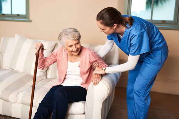 Ένας φροντιστής θα σου αλλάξει τη ζωή προς το καλύτερο. φροντιστής που βοηθά τον ηλικιωμένο ασθενή της στο σπίτι - Φωτογραφία, εικόνα