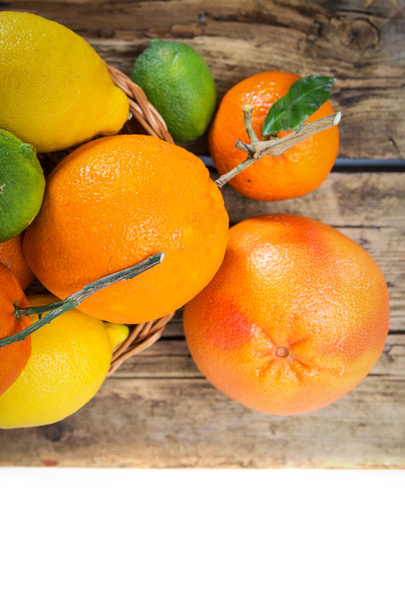 Citrus fruits on wooden background - Foto, Bild