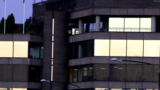 Стокгольм, Швеція Фасад загального офісного будинку на світанку.. - Кадри, відео