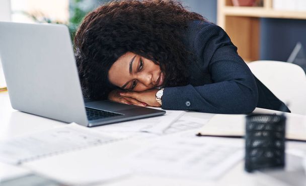 Настало время назвать это днем. молодая бизнесвумен, спящая за рабочим столом в современном офисе - Фото, изображение