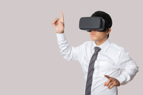 Студійний портрет людини в гарнітурі VR ізольовано на сірому фоні. Окуляри віртуальної реальності. Технології, ігри, розваги та концепція людей. копіювання простору
. - Фото, зображення