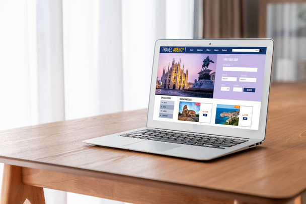Online matkatoimisto verkkosivuilla modish haku ja matkasuunnittelu tarjoaa paljon ja paketti lennon, hotelli ja kiertue varaus - Valokuva, kuva