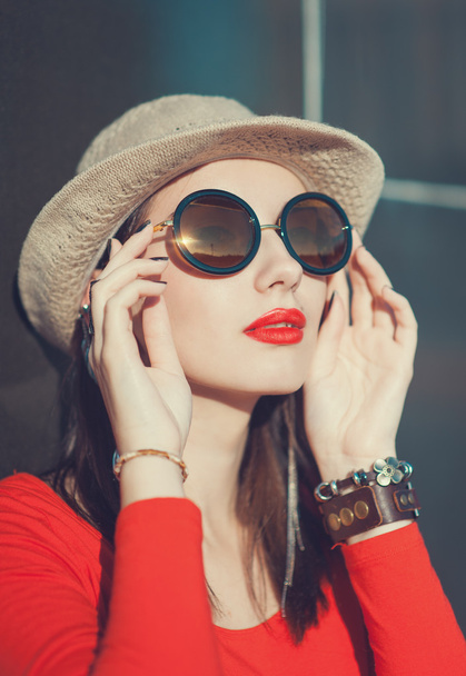 Joven hermosa chica en sombrero y gafas de sol
 - Foto, Imagen