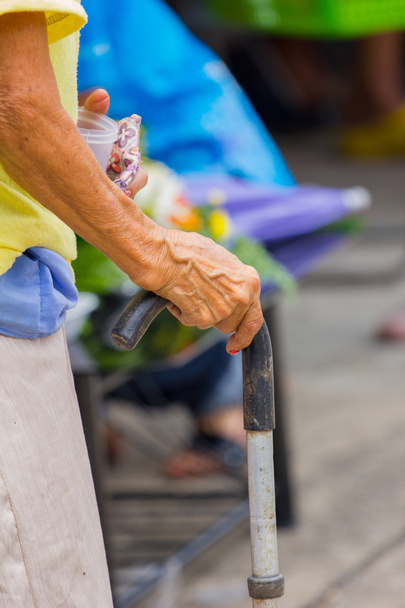 La mano de una anciana se apoya en el bastón, de cerca
 - Foto, imagen