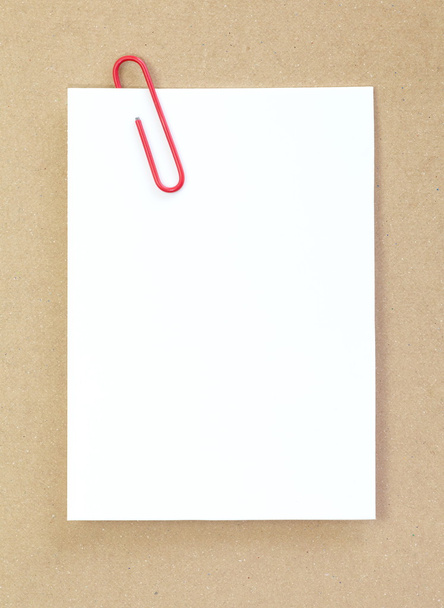 Cor clipe de papel de metal e nota de papel branco em branco
 - Foto, Imagem