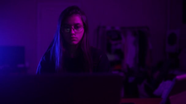 Attraktive junge Frau, die nachts zu Hause arbeitet. Mädchen mit Laptop. - Filmmaterial, Video