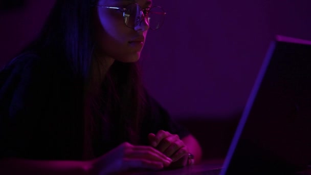 Attractive young woman working in home at night. Girl using laptop. - Séquence, vidéo