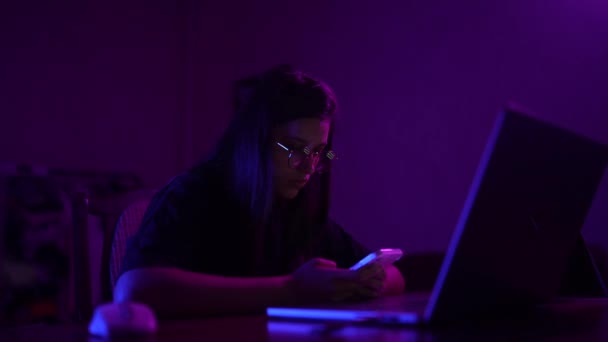 Attraktive junge Frau, die nachts zu Hause arbeitet. Mädchen mit Laptop. - Filmmaterial, Video