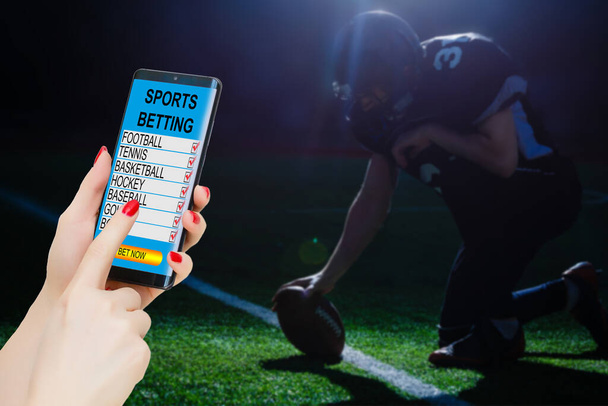 мобільний телефон і ставки під час американського футбольного матчу
. - Фото, зображення