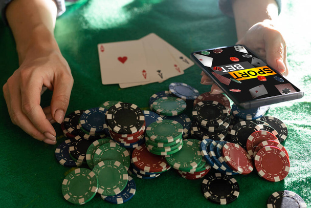 nápis vaše sázka vyhrává na smartphone na pokerovém stole. Sázky, sportovní sázky, sázkař. Smíšená média - Fotografie, Obrázek