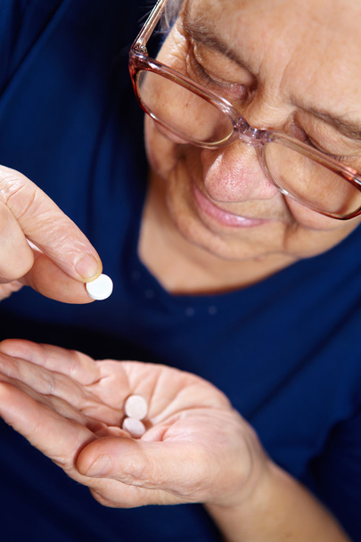 Senior female with pills - Foto, afbeelding