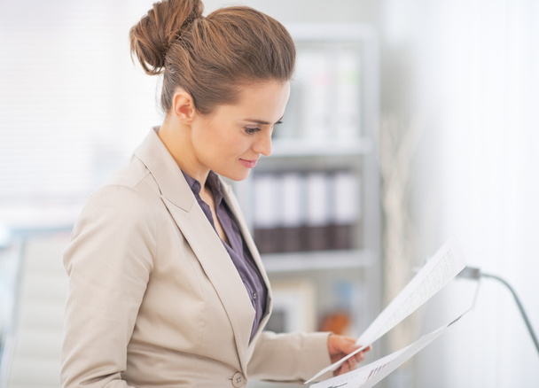 Business woman working with documents in office - Foto, Imagem