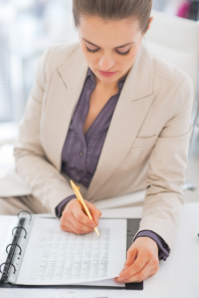 Portrait of business woman writing in document - Zdjęcie, obraz