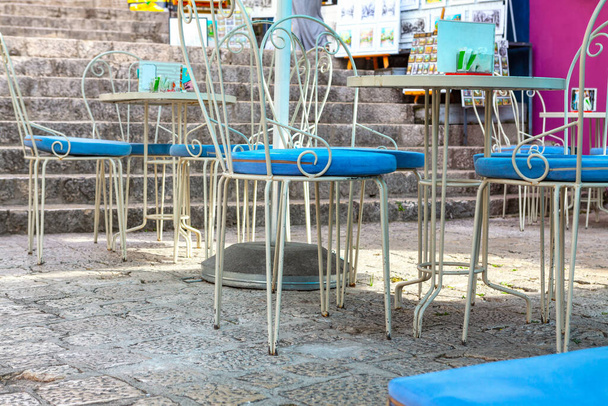 Chairs of sidewalk cafe . Street cafeteria place - Foto, Imagem