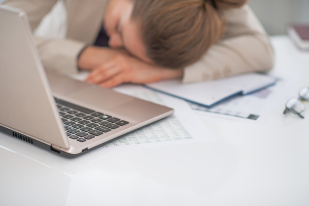 Closeup on business woman sleeping at desk - Фото, изображение