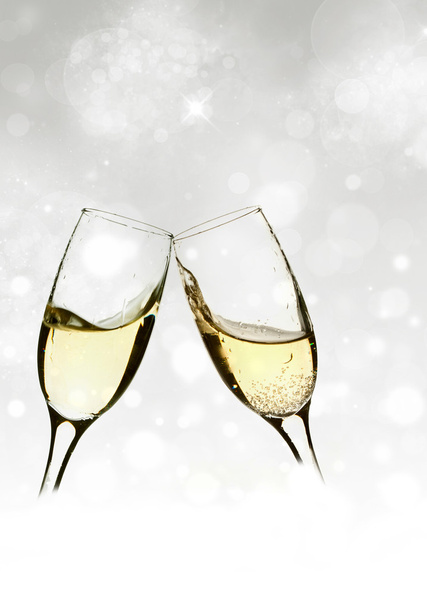 Copas de champán contra luces navideñas
 - Foto, Imagen