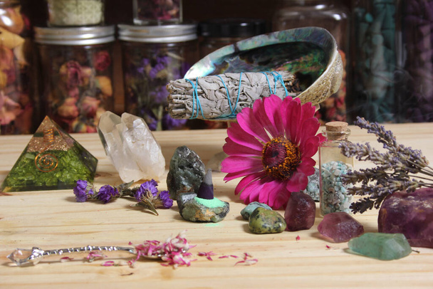 Flores secas y piedras de chakra de cristal en el altar de meditación Shallow DOF - Foto, imagen