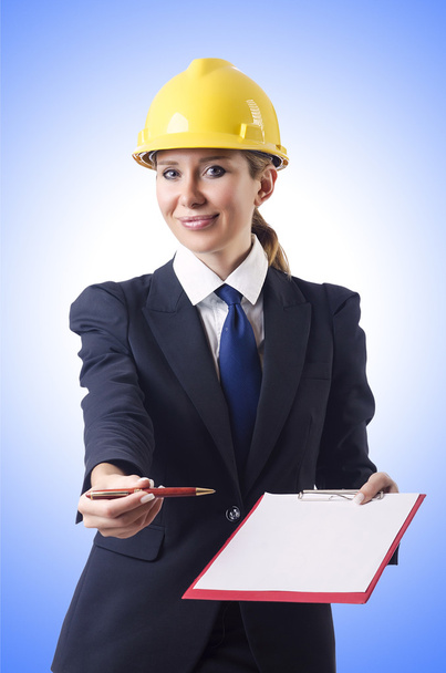 Geschäftsfrau mit Helm auf weißem Grund - Foto, Bild