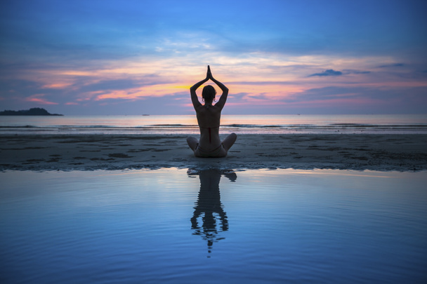 Sziluettjét meditáló nő - Fotó, kép