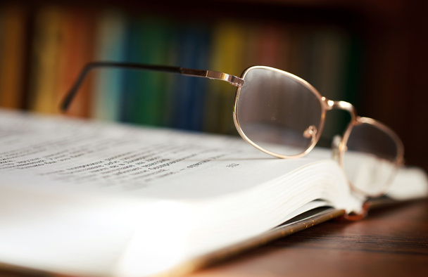 γυαλιά σε ανοιχτό βιβλίο - Φωτογραφία, εικόνα