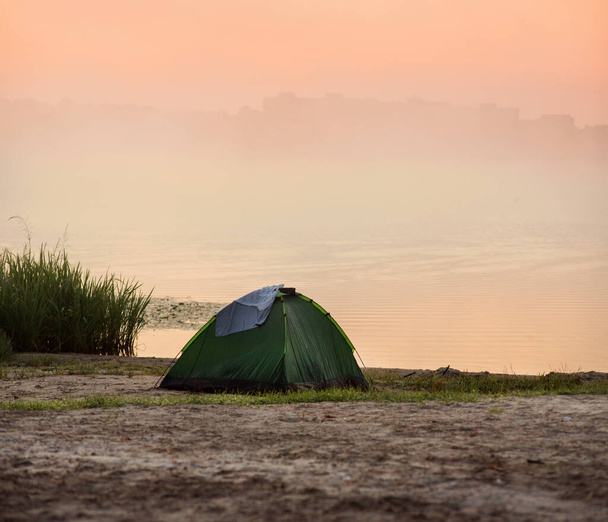 Morning sunrise, dawn, lakeside tent and fog - Foto, Imagem