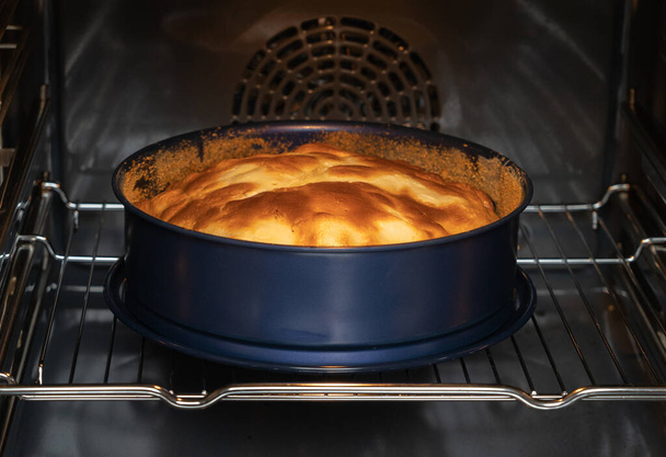 Round apple pie in an oven - Foto, Imagen