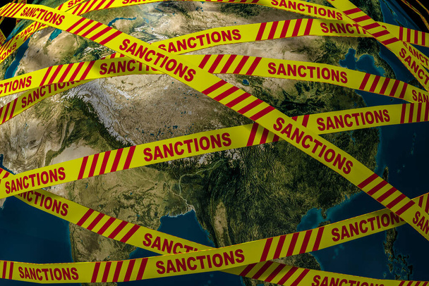 Κοντινό πλάνο. Ο πλανήτης Γη περιβάλλεται από μια κίτρινη κορδέλα με την επιγραφή "κυρώσεις". Σύμβολο της δυστυχίας ολόκληρου του κόσμου από τις κυρώσεις λόγω του πολέμου στην Ουκρανία. 3d απόδοση. - Φωτογραφία, εικόνα