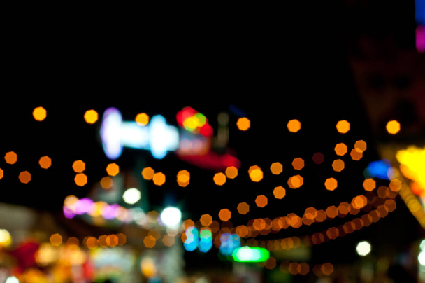 Abstrakte zufällige bunte defokussierte unscharfe Hintergrundmuster Nachtleben des lokalen Marktes - Foto, Bild