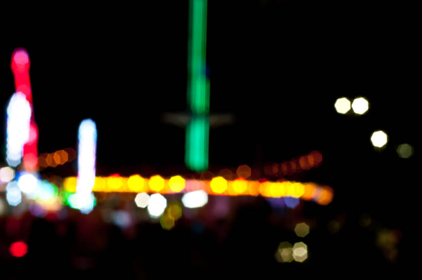 Abstracto al azar colorido desenfocado borrosa vida nocturna de la diversión patrón de fondo justo - Foto, Imagen