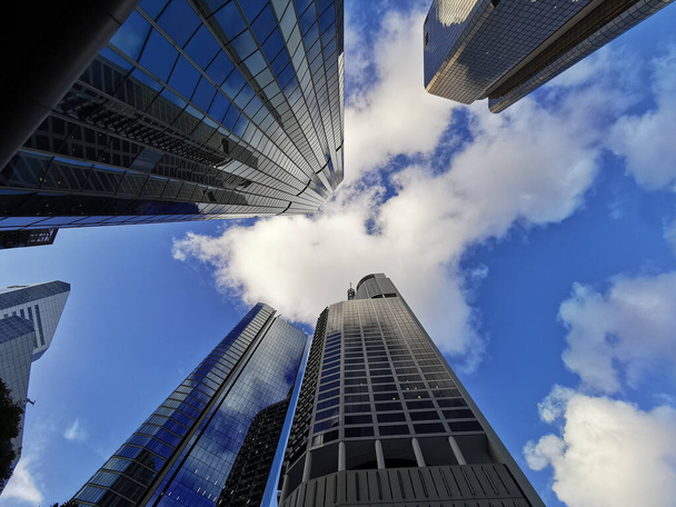 Lookup άποψη της ποικιλίας των επιχειρήσεων συνεταιρισμού ουρανοξύστες ουρανοξύστες ψηλά κτίρια με μπλε φωτεινό ουρανό στο κέντρο των επιχειρήσεων distric downtown - Φωτογραφία, εικόνα